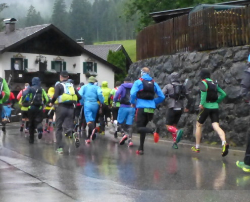 Zugspitz Ultratrail - Start, der erste Kilometer durch Grainau